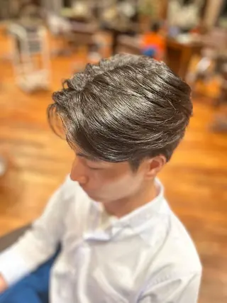 カラー メンズ 多賀 亮真のヘアスタイル