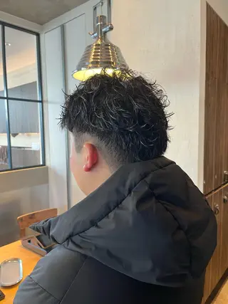 ショート ⚡メンズパーマフ ェードカットTomyのヘアスタイル