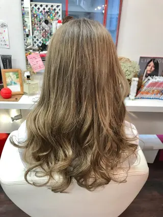 ロング カラー 岩谷/ブリーチ 🪽透明感カラーのヘアスタイル
