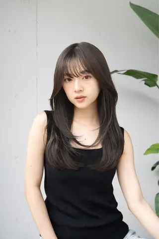 ロング レイヤーカット/ 前髪顔周りカットのヘアスタイル