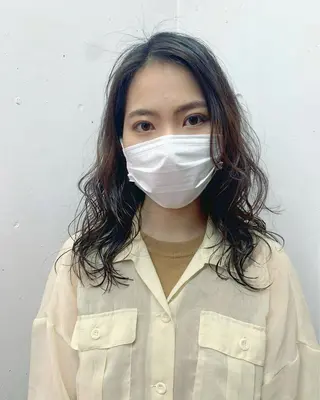 セミロング パーマ ヤマグチ リョウのヘアスタイル