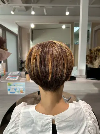 ショート カラー 武井 哉子のヘアスタイル