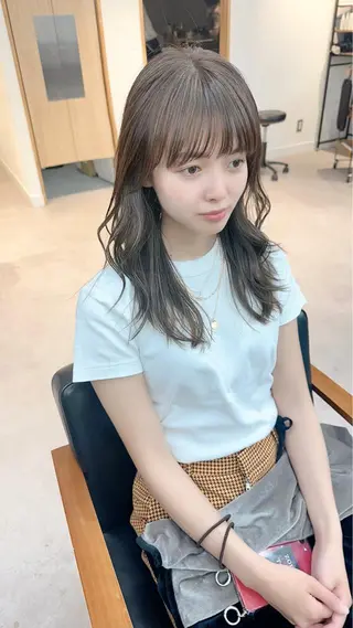 ミディアム カラー パーマ ヘアアレンジ メンズ キッズ ネイル マツエク・マツパ アイブロウ レイヤーカット／顔周 りカット/縮毛矯正のヘアスタイル