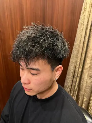 ミディアム パーマ メンズ 猪井 明のヘアスタイル