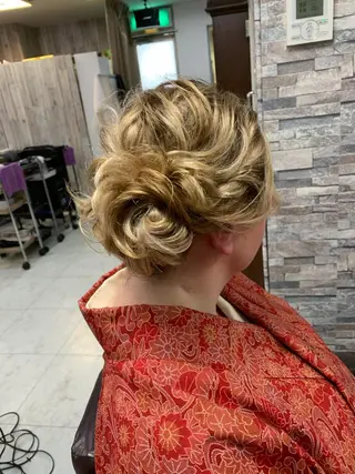 ヘアアレンジ ハイトーン Arphyのヘアスタイル