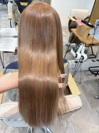 ロング カラー 肌に馴染むハイトーン /ミルクティーカラーのヘアスタイル