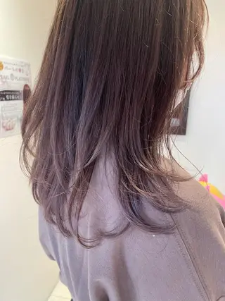 ロング レイヤーカット✖️ 柔らかベージュカラーのヘアスタイル