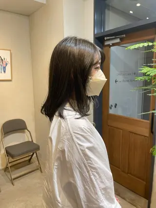 ミディアム カラー Takanishi くすみベージュカラーのヘアスタイル