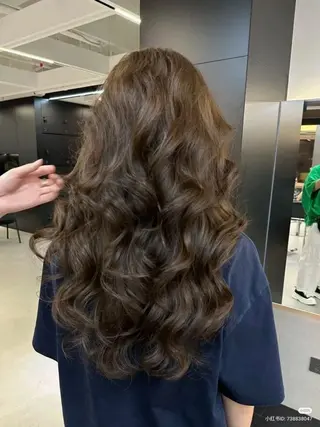 セミロング パーマ 柴田 愛奈のヘアスタイル
