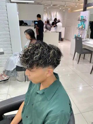 ショート カラー パーマ メンズ フェザーパーマ職人 🪶ryosukeのヘアスタイル