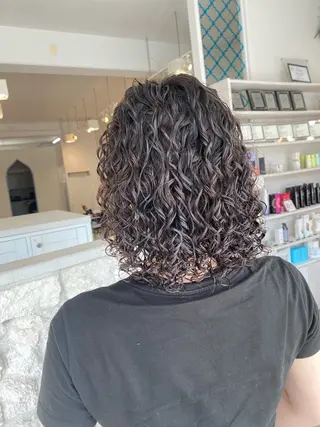 ミディアム パーマ 饒平名 知也のヘアスタイル