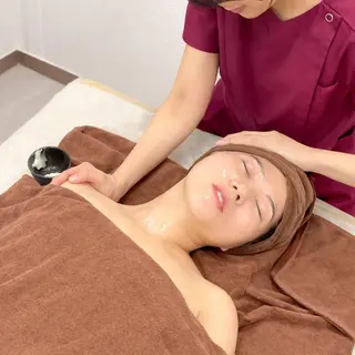 【小顔・毛穴ケア】 セラピスト 和田紋子のエステ・リラクイメージ