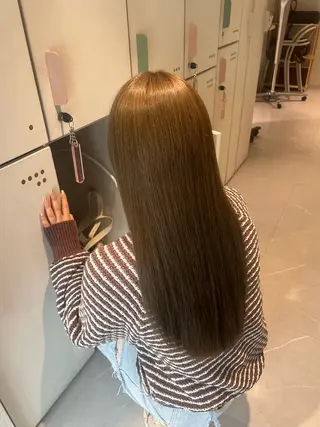 ロング カラー momb 折戸結菜のヘアスタイル
