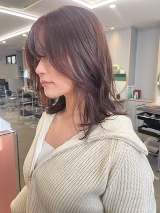 ミディアム カラー 💓パーマ，💗 レイヤーカットのヘアスタイル