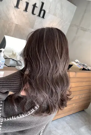 セミロング カラー リサ tonieのヘアスタイル