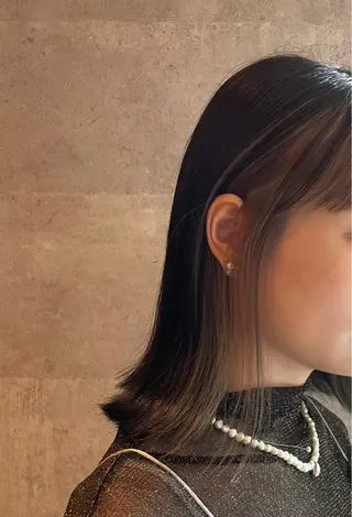 ミディアム カラー NAMI / BRICKのヘアスタイル