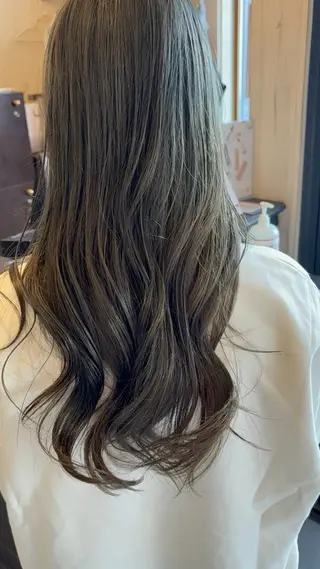 ロング 鶴谷 麻衣のヘアスタイル