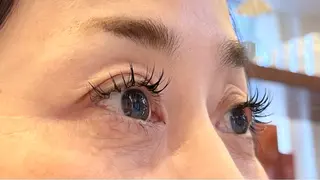 マツエク・マツパ 中根 智のヘアスタイル