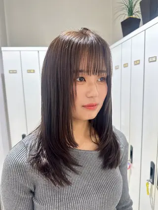 セミロング レイヤー 艶々カラーのヘアスタイル