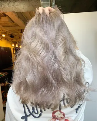 セミロング カラー ヘアアレンジ 🌟小顔レイヤー× 赤み消し透明感カラーのヘアスタイル
