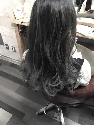 カラー ヘアリゾートA i 秋葉原店のヘアスタイル