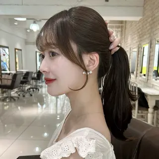 セミロング 岩戸優奈 束感まつげ ピンク/ベージュのヘアスタイル