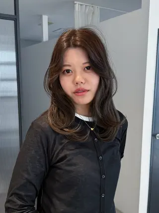 セミロング 韓国ヘア/透明感カラ ー/メンズレディースのヘアスタイル