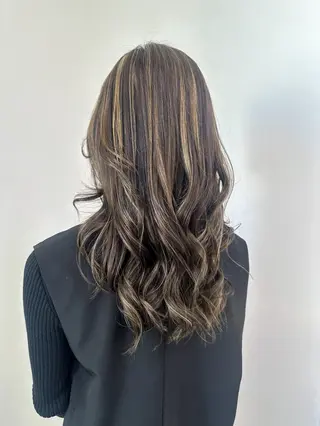 ロング レイヤー 艶々カラーのヘアスタイル