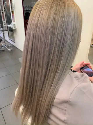 ロング ブリーチ🌈ハイトー ンカラー ✨アニカ✨のヘアスタイル
