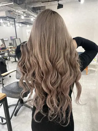 ロング ヘアアレンジ カラー ハイトーン カラーのヘアスタイル