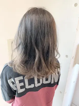 セミロング カラー パーマ 白髪ぼかしハイライト 柳川拓哉のヘアスタイル