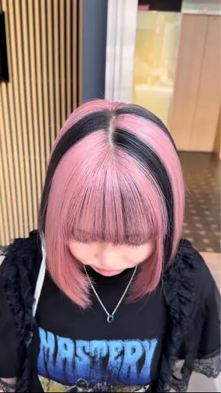 ショート カラー ヘアアレンジ ホワイトカラー/ ピンクベージュにったのヘアスタイル