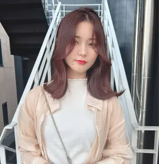 セミロング カラー 韓国🇰🇷レイヤー カットオリーブカラーのヘアスタイル