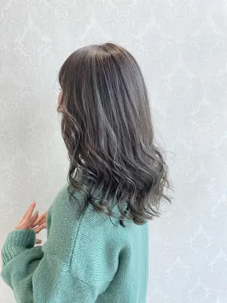 セミロング カラー デザインカラー✨新倉 佑奈のヘアスタイル