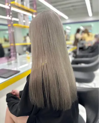 ミディアム カラー ヘアアレンジ 🫧モテる💗ダメー ジレスハイトーン🫧のヘアスタイル