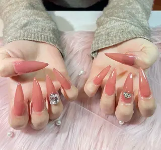 ネイル Lowé いちごのネイルデザイン