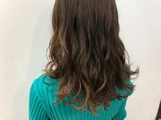 ミディアム カラー 渡邊 唯のヘアスタイル