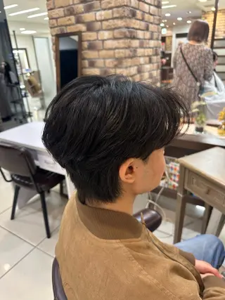 メンズ メンズ特化シャドウパ ーマラウンドマッシュのヘアスタイル