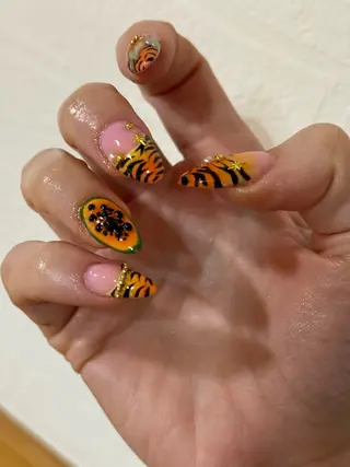 ミディアム クッキー ネイルズのネイルデザイン