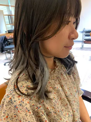 セミロング カラー ミルクティーベージュ の魔術師　manaeのヘアスタイル