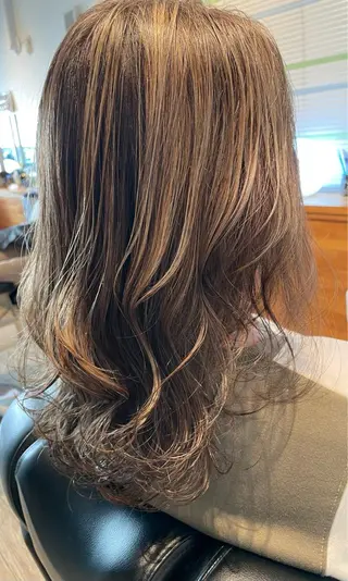 セミロング カラー 通い続けられるサロン ママ美容師　明日香のヘアスタイル