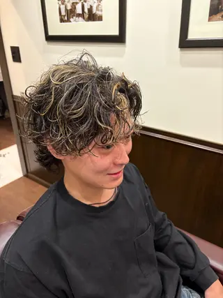 ミディアム カラー パーマ メンズ 浦田 悠真のヘアスタイル