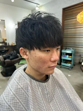 ショート メンズ フェードとパーマ特化 小池 魔裟斗のヘアスタイル