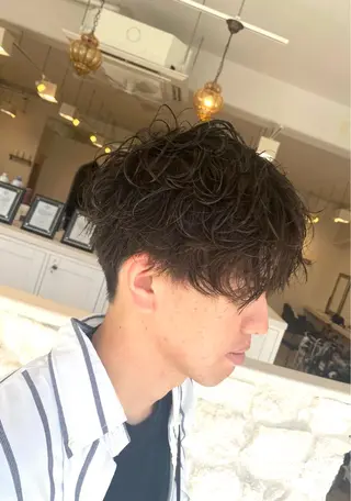 ショート パーマ メンズ 饒平名 知也のヘアスタイル