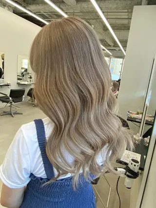 セミロング カラー 新美 蓮のヘアスタイル