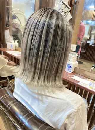 ショート カラー 白髪ぼかし バレイヤージュ志鎌のヘアスタイル