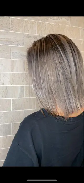 セミロング ブリーチ毛矯正.髪質 改善.髪にドラマをのヘアスタイル