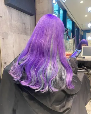 ロング カラー メンズ JuNブリーチに 縮毛矯正するプロのヘアスタイル