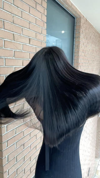 プレミアムRoyal髪質改善と艶カラー

カラーはブルーブラックです。

暗くても重く見えない艶髪にしませんか？ 