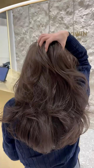 レイヤーカットで後ろ姿も可愛いヘアに